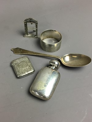 Lot 643 - A VICTORIAN SILVER SCENT BOTTLE ALONG WITH OTHER ITEMS