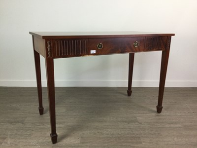 Lot 668 - A REPRODUCTION MAHOGANY SIDE TABLE