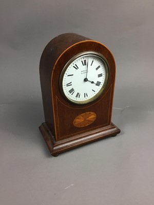 Lot 684 - AN EDWARDIAN MAHOGANY MANTEL CLOCK