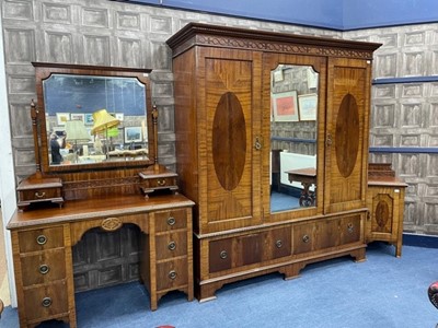 Lot 739 - A 20TH CENTURY BEDROOM SUITE