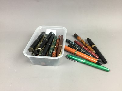 Lot 699 - A LOT OF PARKER AND OTHER FOUNTAIN PENS