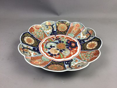 Lot 708 - AN EARLY 20TH CENTURY JAPANESE IMARI CHARGER