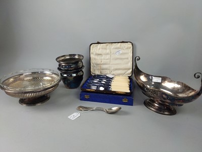 Lot 16 - A SILVER PLATED BOAT SHAPED COMPORT AND OTHER PLATED AND SILVER ITEMS