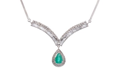 Lot 520 - AN EMERALD AND DIAMOND NECKLET
