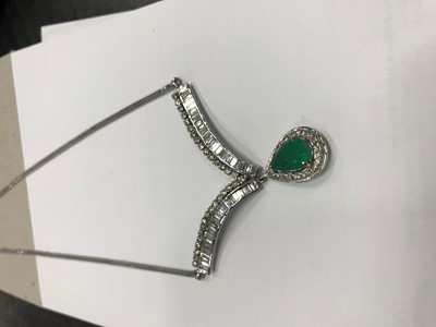 Lot 520 - AN EMERALD AND DIAMOND NECKLET