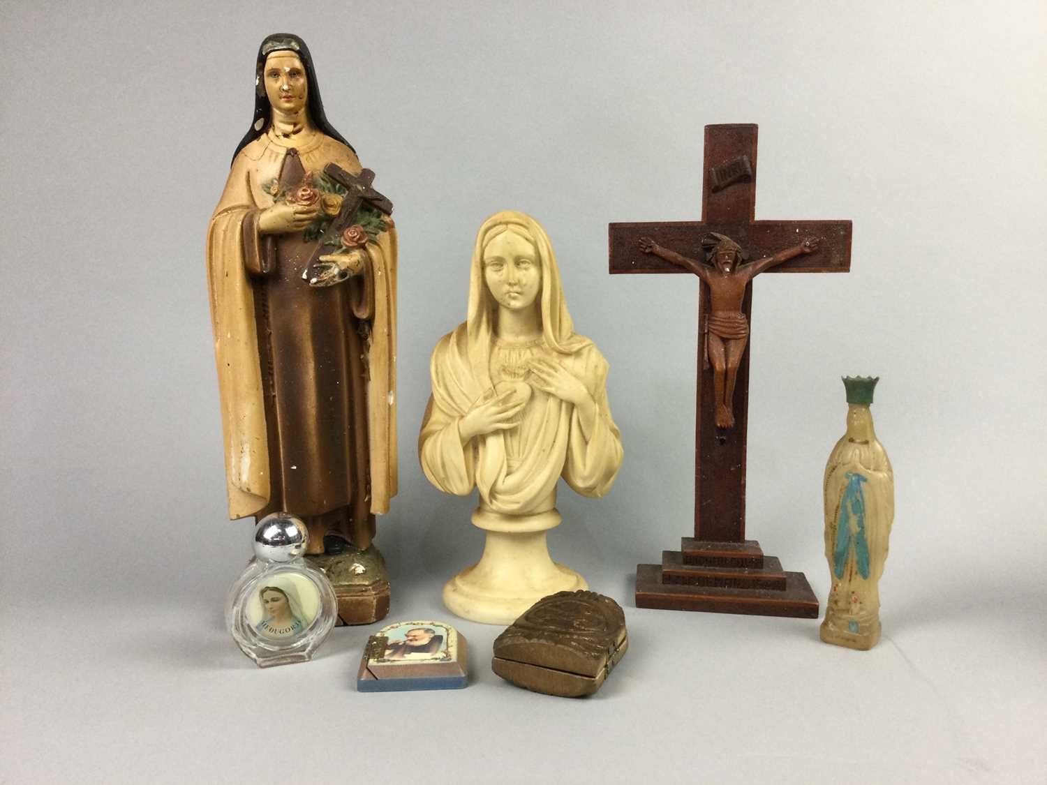 Lot 17 - A SMALL COLLECTION OF DEVOTIONAL ITEMS