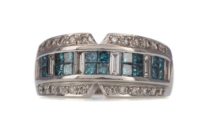 Lot 561 - A BLUE AND WHITE DIAMOND RING