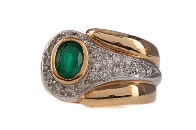 Lot 566 - AN EMERALD AND DIAMOND RING