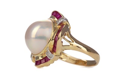 Lot 569 - A MABE PEARL, RUBY AND DIAMOND RING
