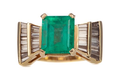 Lot 1567 - AN EMERALD AND DIAMOND RING