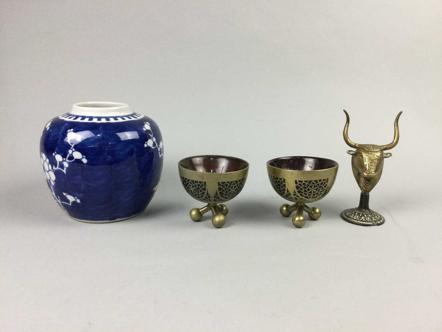 Lot 29 - A CHINESE BLUE AND WHITE PRUNUS GINGER JAR AND OTHER OBJECTS