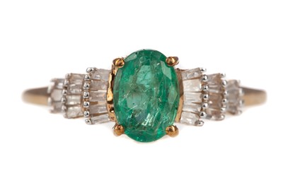 Lot 355 - AN EMERALD AND DIAMOND RING