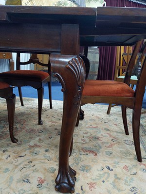 Lot 41 - A MAHOGANY DINING TABLE OF QUEEN ANNE DESIGN