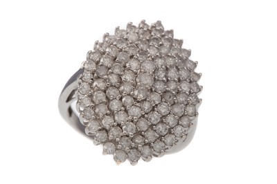 Lot 454 - A DIAMOND CLUSTER RING