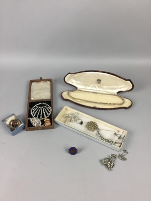 Lot 9 - A COLLECTION OF COSTUME JEWELLERY