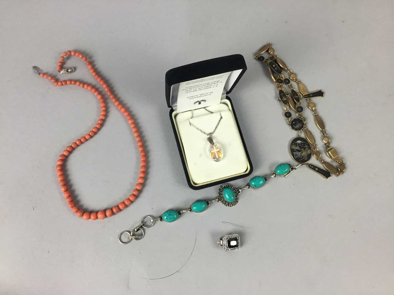 Lot 5 - A COLLECTION OF COSTUME JEWELLERY