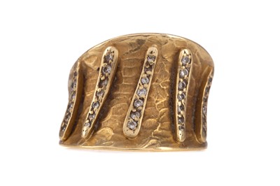 Lot 419 - A HAMMERED GOLD RING