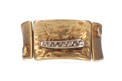 Lot 421 - A HAMMERED GOLD AND DIAMOND SET RING