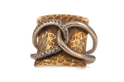 Lot 423 - A HAMMERED GOLD AND DIAMOND SET RING