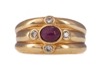 Lot 427 - A RUBY AND DIAMOND RING