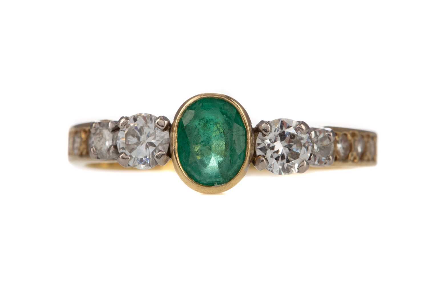 Lot 1320 - AN EMERALD AND DIAMOND RING