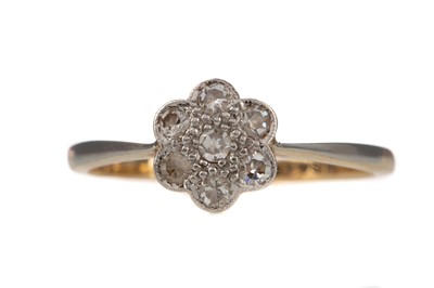 Lot 1314 - A DIAMOND CLUSTER RING