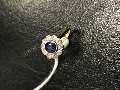 Lot 1315 - A SAPPHIRE AND DIAMOND CLUSTER RING