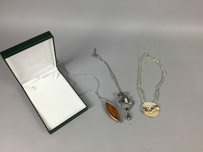 Lot 156 - A SILVER PENDANT OF ABSTRACT DESIGN