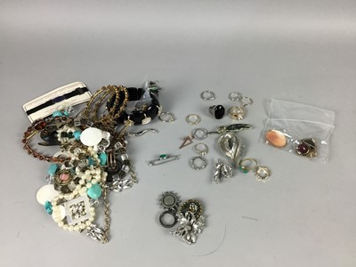 Lot 157 - A COLLECTION OF COSTUME JEWELLERY