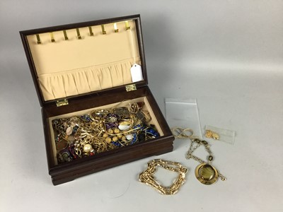 Lot 252 - A COLLECTION OF COSTUME JEWELLERY