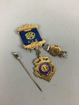 Lot 260 - A LATE 19TH/EARLY 20TH CENTURY NINE CARAT GOLD BROOCH