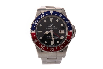 Lot 767 - A ROLEX OYSTER PERPETUAL GMT MASTER PEPSI STAINLESS STEEL AUTOMATIC WRIST WATCH