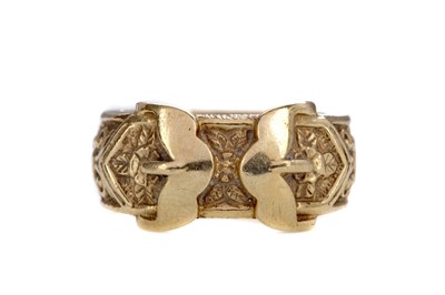 Lot 499 - A NINE CARAT GOLD BUCKLE RING