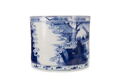Lot 1718 - A LARGE CHINESE BLUE AND WHITE PLANTER