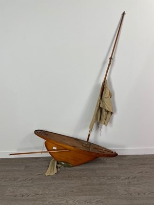 Lot 368 - A WOOD MODEL OF A BOAT