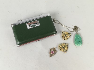 Lot 386 - A GEM SET PENDANT, ALONG WITH OTHER JEWELLERY AND A PAIR OF OPERA BINOCULARS