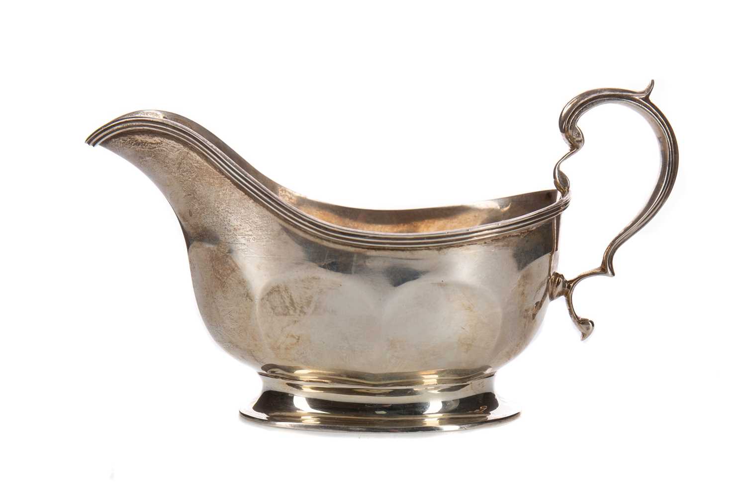 Lot 473 - A GEORGE V SCOTTISH SILVER SAUCE BOAT