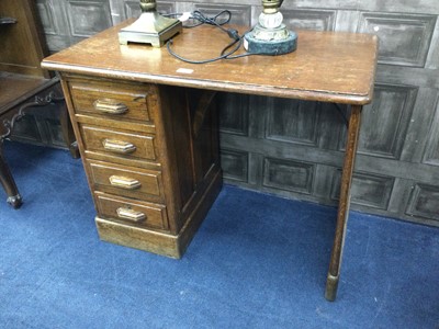 Lot 428 - A VICTORIAN OAK SINGLE PEDESTAL DESK