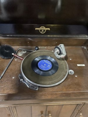 Lot 271 - A COLUMBIA CABINET GRAMOPHONE