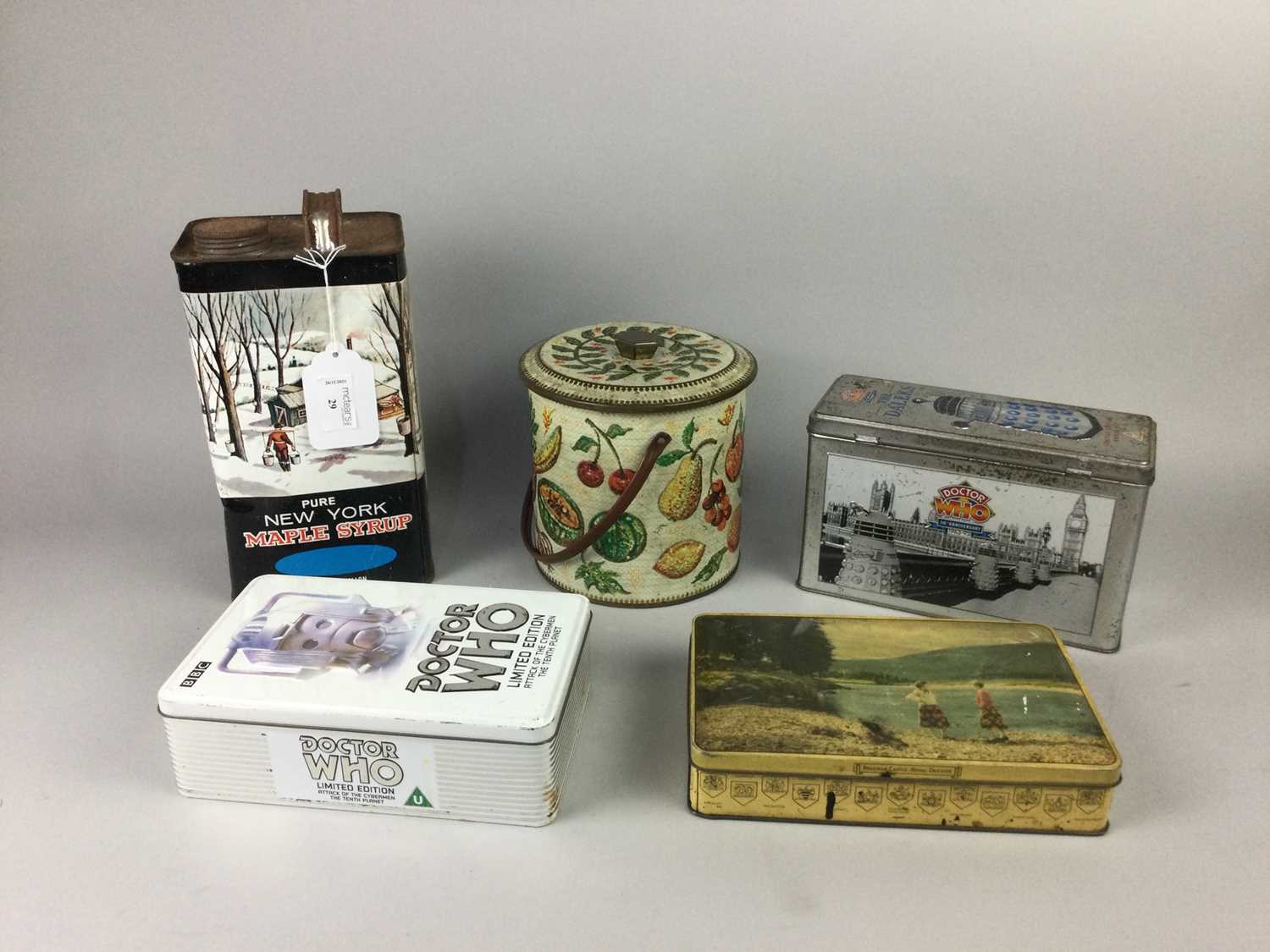 Lot 29 - A COLLECTION OF VINTAGE AND OTHER TINSCOLLECTION OF VINTAGE AND OTHER TINS