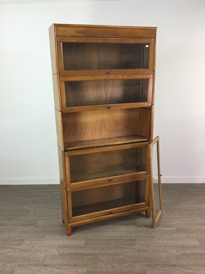 Lot 1041 - AN EARLY 20TH CENTURY GUNN BARRISTER'S OAK SECTIONAL BOOKCASE