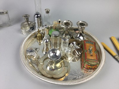Lot 93 - A SILVER PLATED CIRCULAR TRAY AND OTHER ITEMS