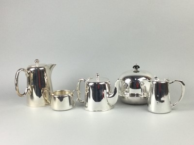 Lot 97 - AN EARLY 20TH CENTURY SILVER PLATED HOT WATER JUG AND OTHER PLATED ITEMS