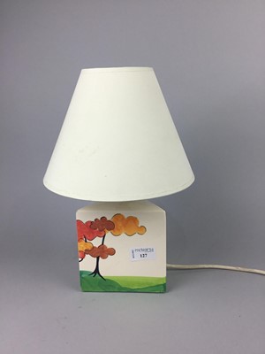 Lot 127 - A CLARICE CLIFF STYLE TABLE LAMP