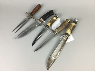 Lot 125 - A LOT OF THREE HORN HANDLED HUNTING KNIVES AND OTHER KNIVES