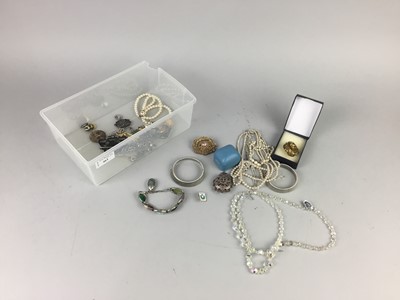 Lot 463 - A LOT OF SILVER AND COSTUME JEWELLERY