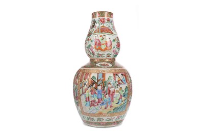 Lot 1660 - A CHINESE CANTON FAMILLE ROSE DOUBLE GOURD VASE