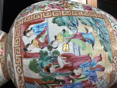 Lot 1660 - A CHINESE CANTON FAMILLE ROSE DOUBLE GOURD VASE