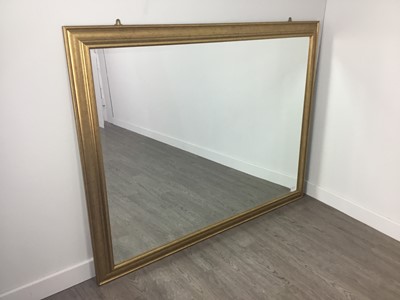 Lot 618 - A GILT FRAMED WALL MIRROR