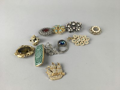 Lot 438 - A COLLECTION OF FIFTY EIGHT VINTAGE BROOCHES